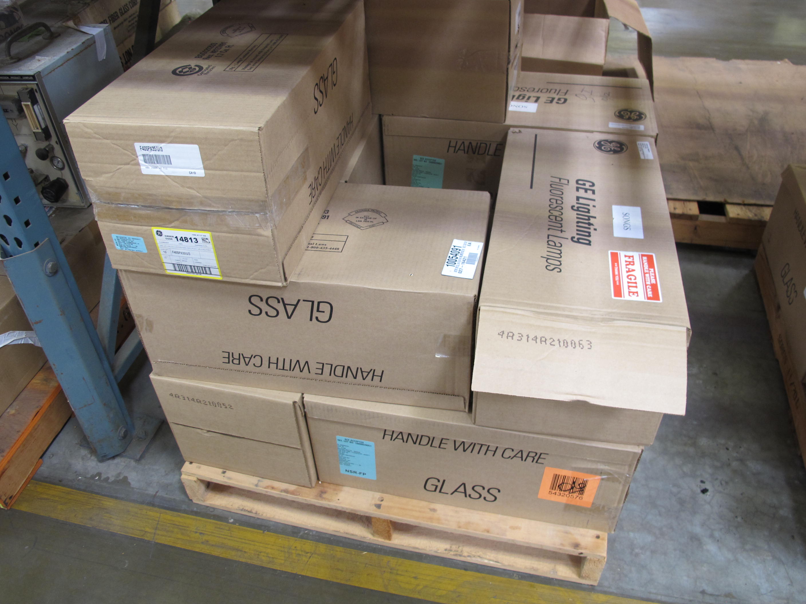 LOT TO INCLUDE: MISC. GE AND PHILLIPS FLUORESCENT LIGHTING FIXTURES, LIGHT BULBS, PROJECTION LAMPS, AND 120 V BALLASTS. LOADING & HANDLING FEE $15-4227
